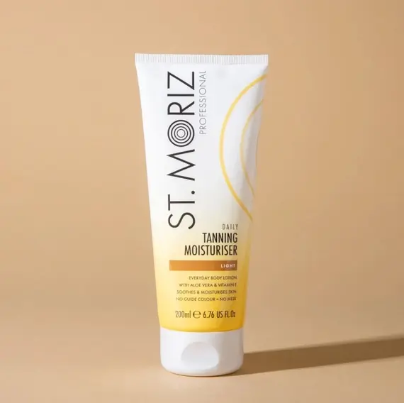 St.Moriz Pro / Лосьйон зволожуючий для поступової засмаги / Tanning Moisturiser / 200 мл